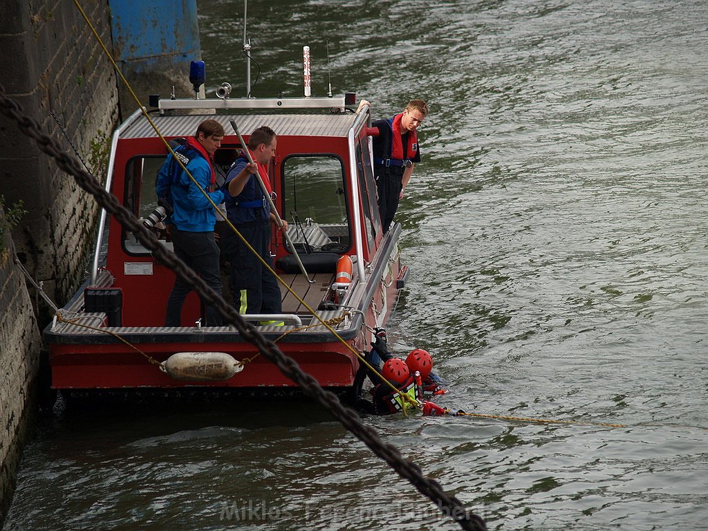 Uebung BF Koeln und DRLG Person im Rhein bei Koeln P595.JPG